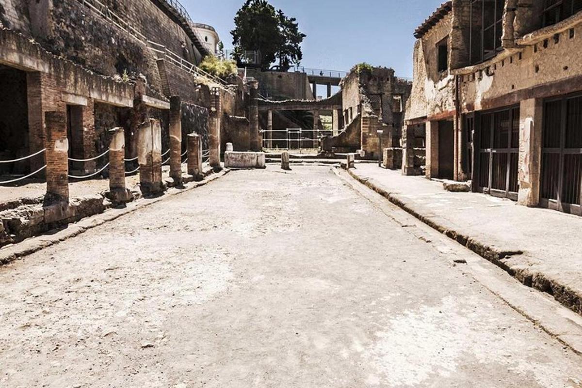 ένας άδειος δρόμος στα ερείπια ενός κτιρίου