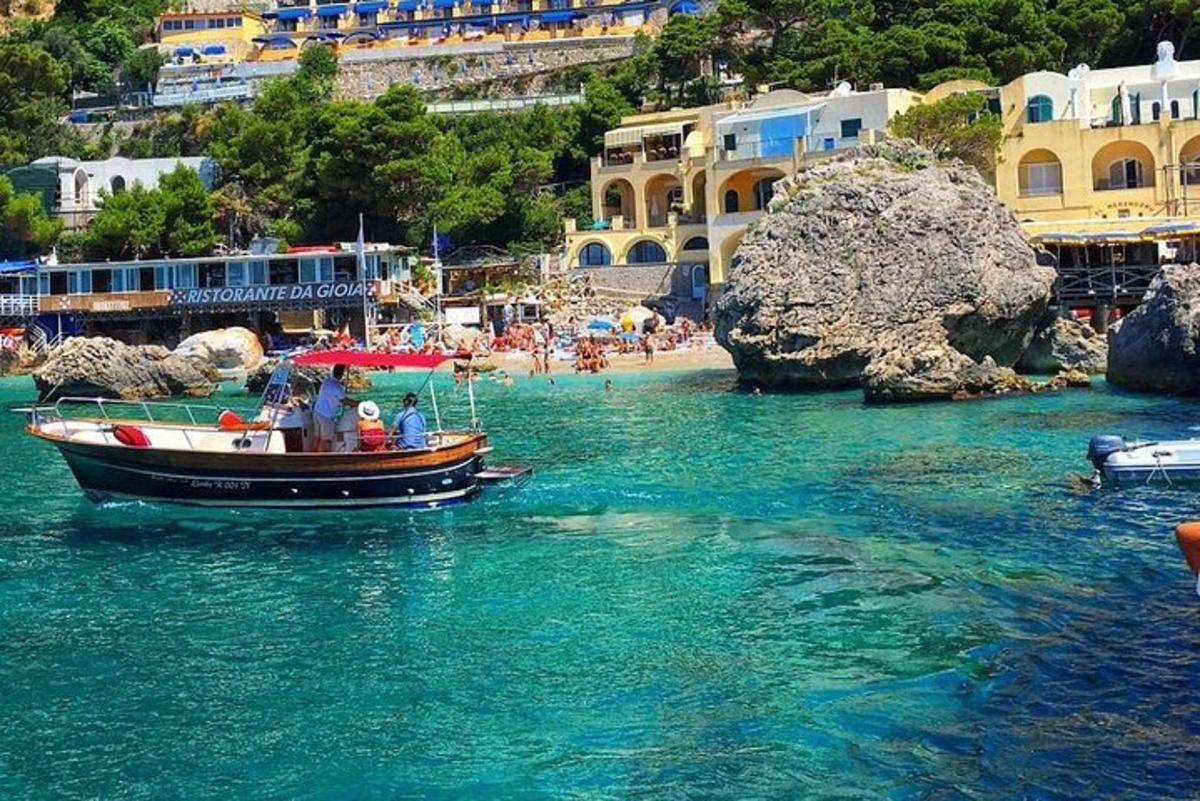čoln v vodi ob plaži