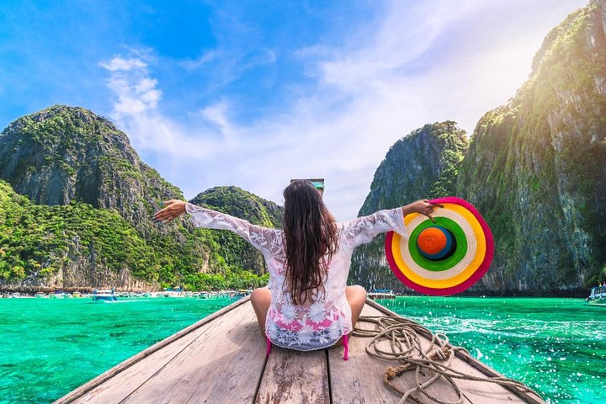 uma mulher sentada em um barco na água com um frisbee