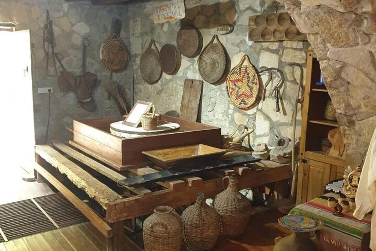 ένα δωμάτιο με ένα τραπέζι και μερικές κατσαρόλες και τηγάνια