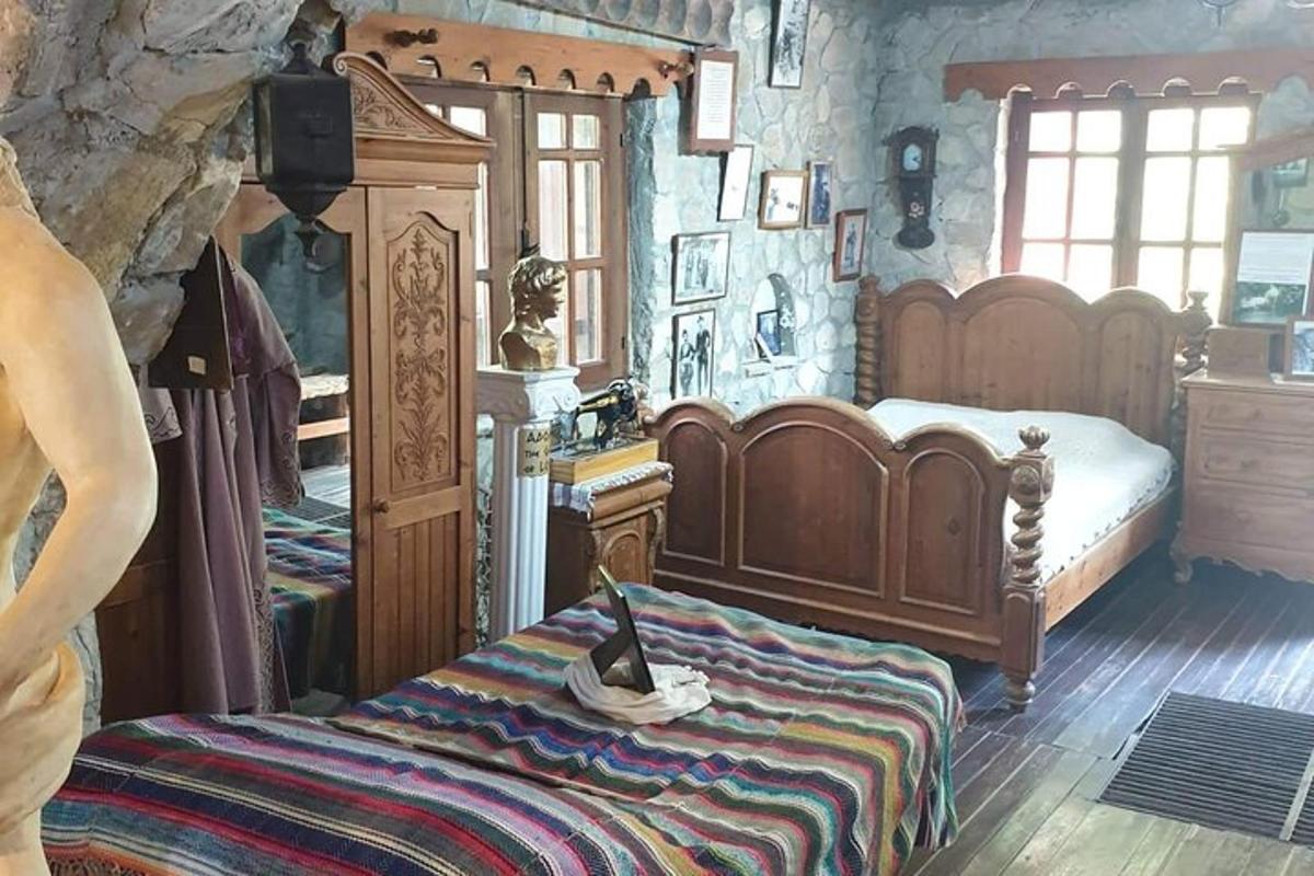 ένα υπνοδωμάτιο με ένα μεγάλο κρεβάτι σε ένα πέτρινο δωμάτιο