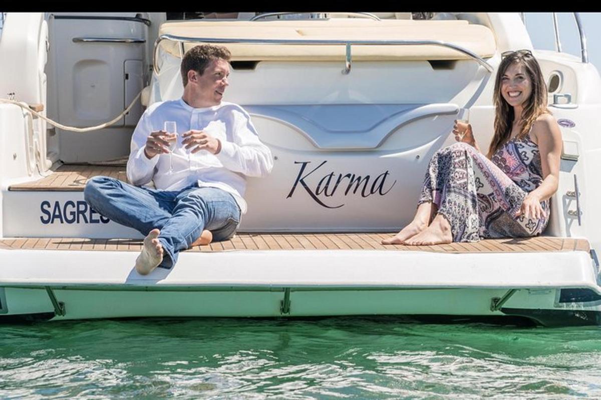 muž a žena sediaci na zadnej strane lode