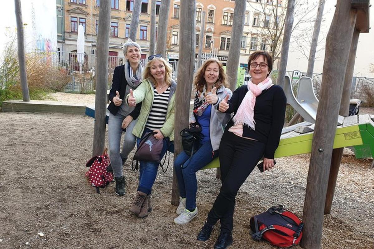 un gruppo di donne sedute su una panchina in un parco