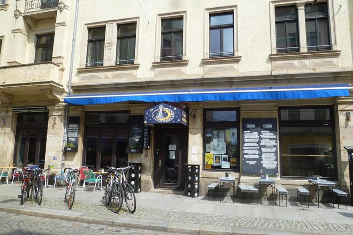 un gruppo di biciclette parcheggiate fuori da un edificio