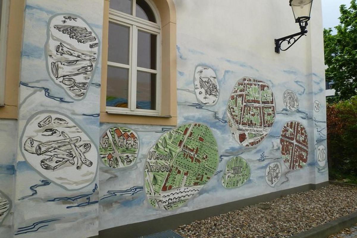 un dipinto sul lato di una casa
