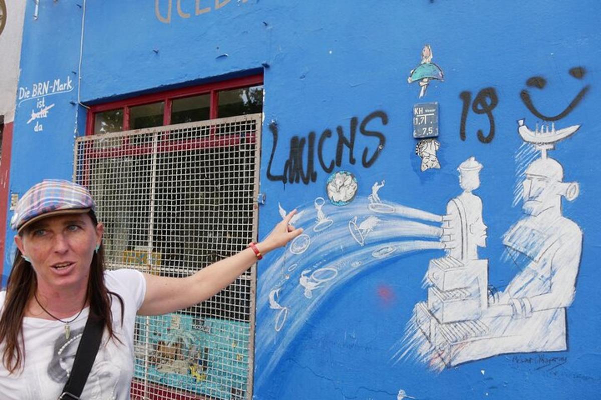 una donna in piedi davanti a un muro blu