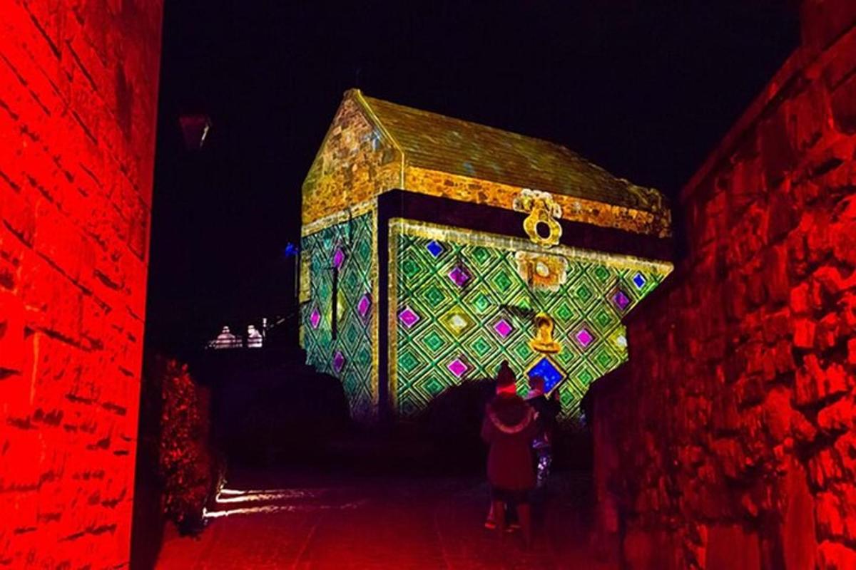 sebuah kotak berlampu besar yang tergantung di tepi bangunan