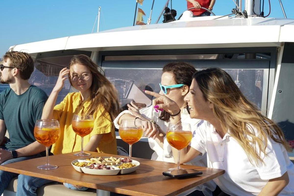 un grup de persones assegudes a una taula amb begudes i menjar
