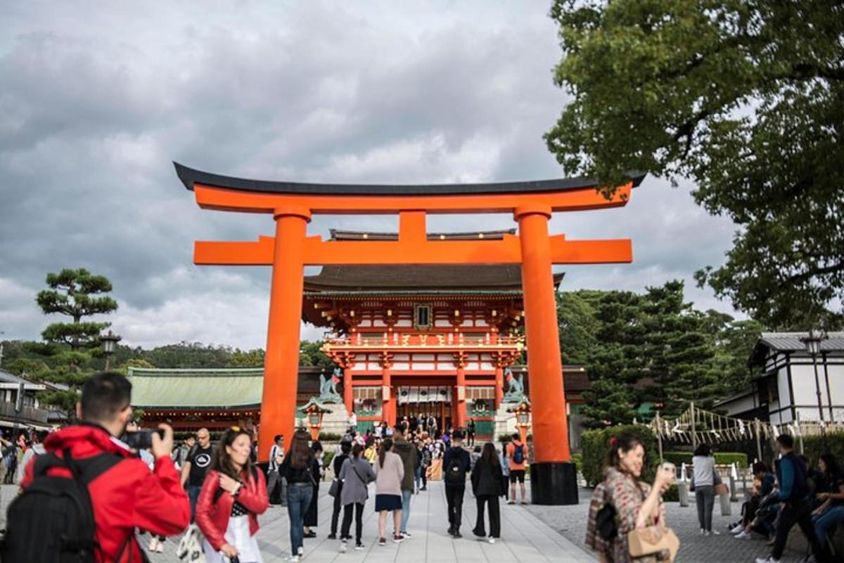 um portão torii laranja em frente a um prédio