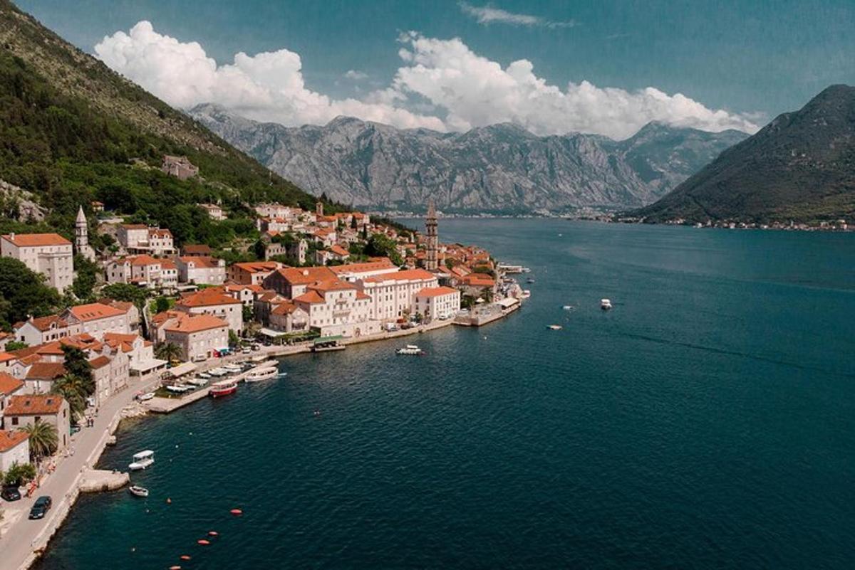 una vista aerea di una città con barche in acqua