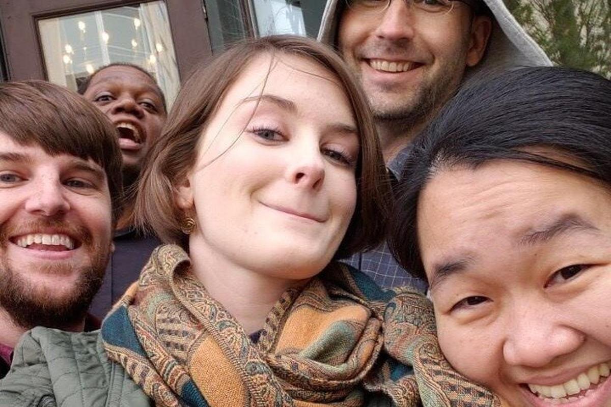 un grup de oameni care pozează pentru o fotografie