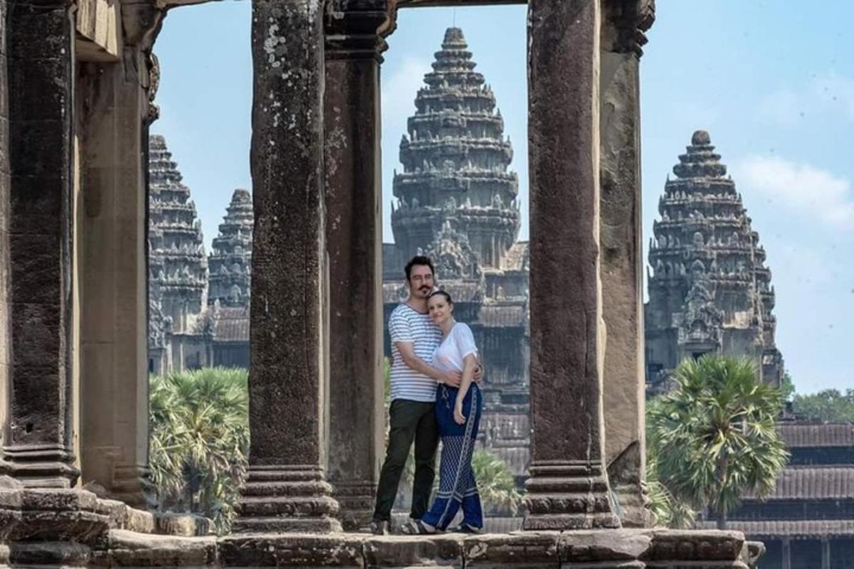 egy férfi és egy nő áll egy templomban