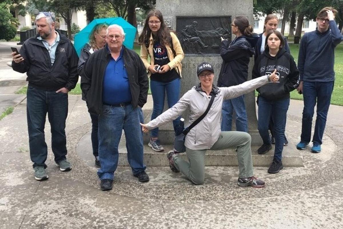 un grup de oameni care stau în fața unui monument