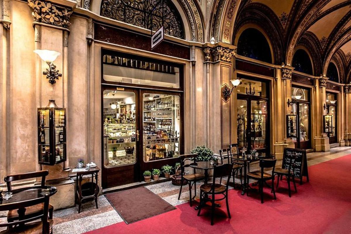 restaurace se stoly a židlemi v budově