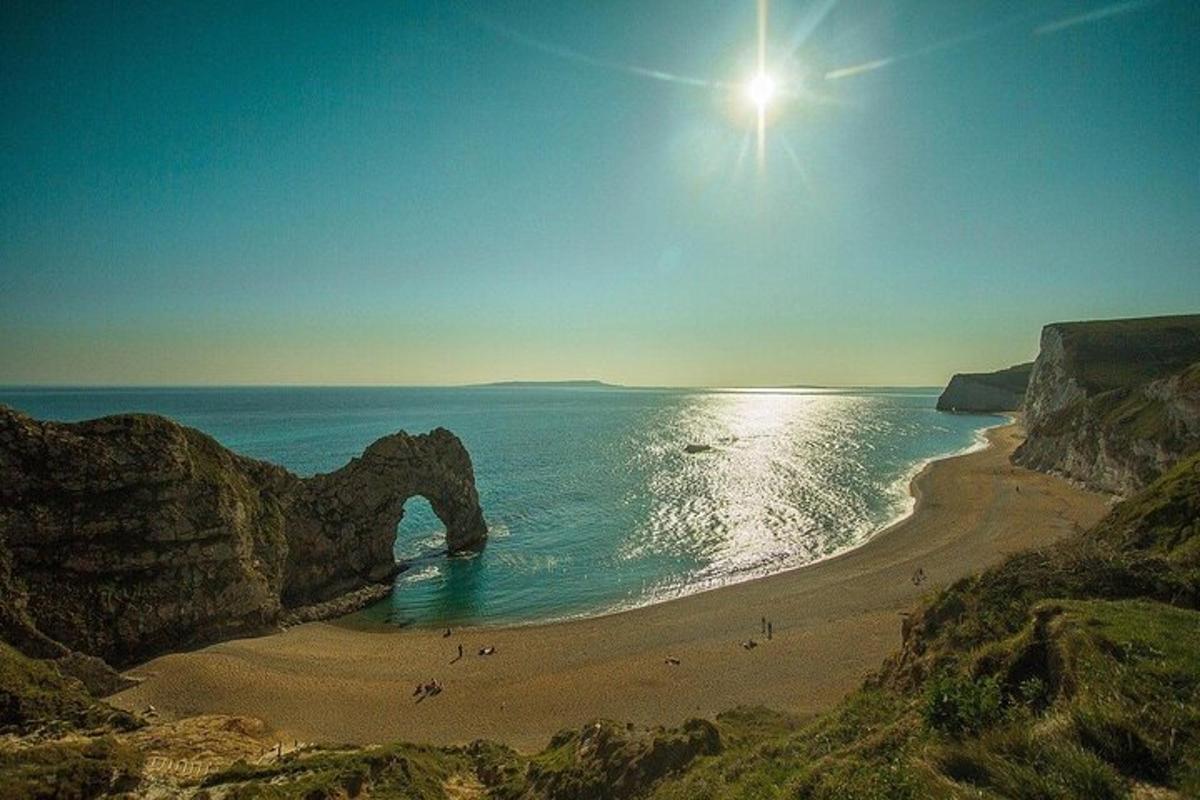 plaża z ludźmi na piasku i oceanem