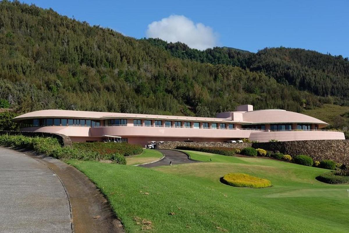 un edificio su un campo da golf con un green
