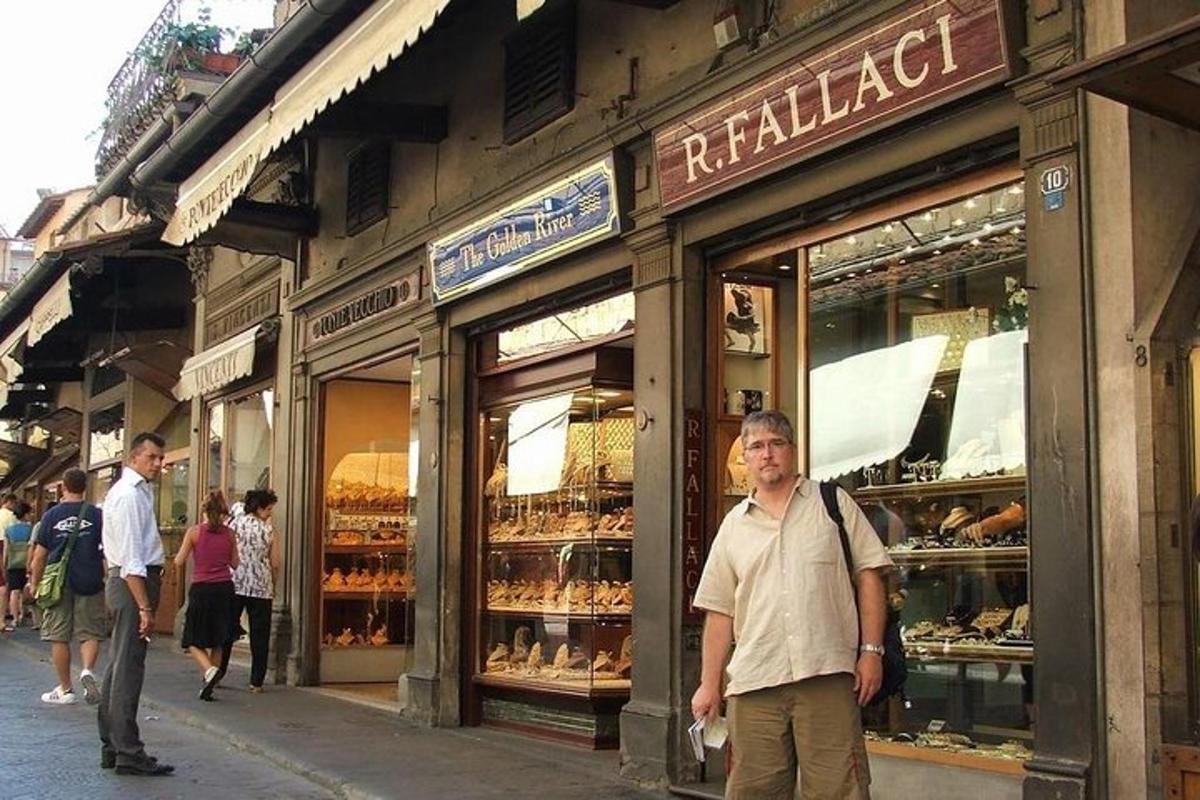 Ένας άντρας στέκεται μπροστά σε ένα αρτοποιείο