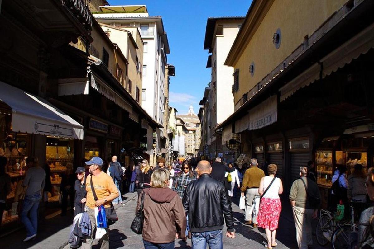 ένα πλήθος ανθρώπων που περπατούν σε έναν πολυσύχναστο δρόμο