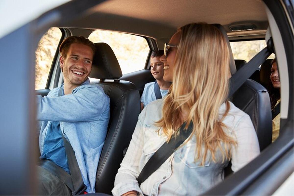 grupp inimesi istub auto tagaistmel