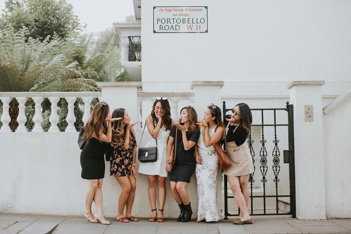 um grupo de mulheres em pé em frente a um portão
