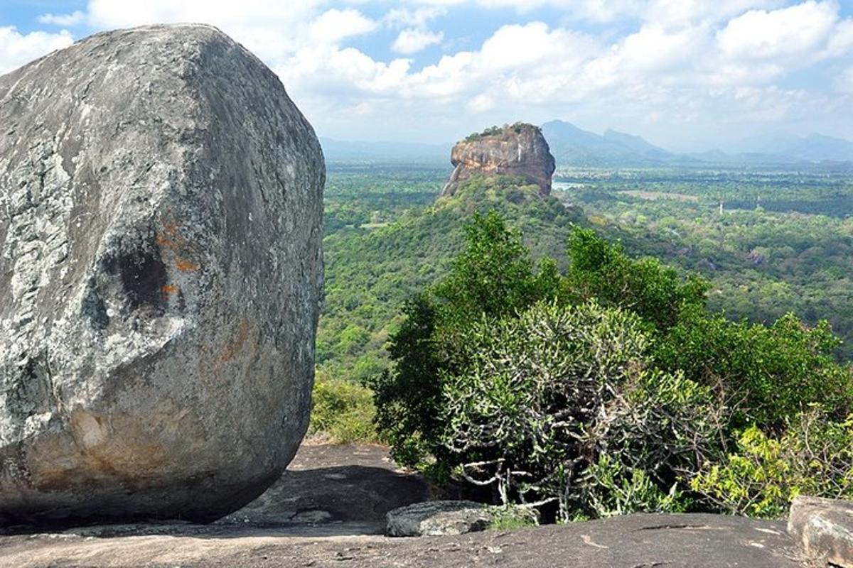 velika stijena koja sjedi na vrhu planine