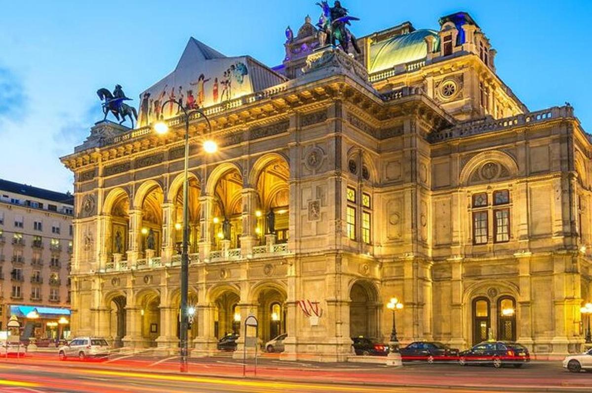 o clădire mare cu mașini parcate în fața ei
