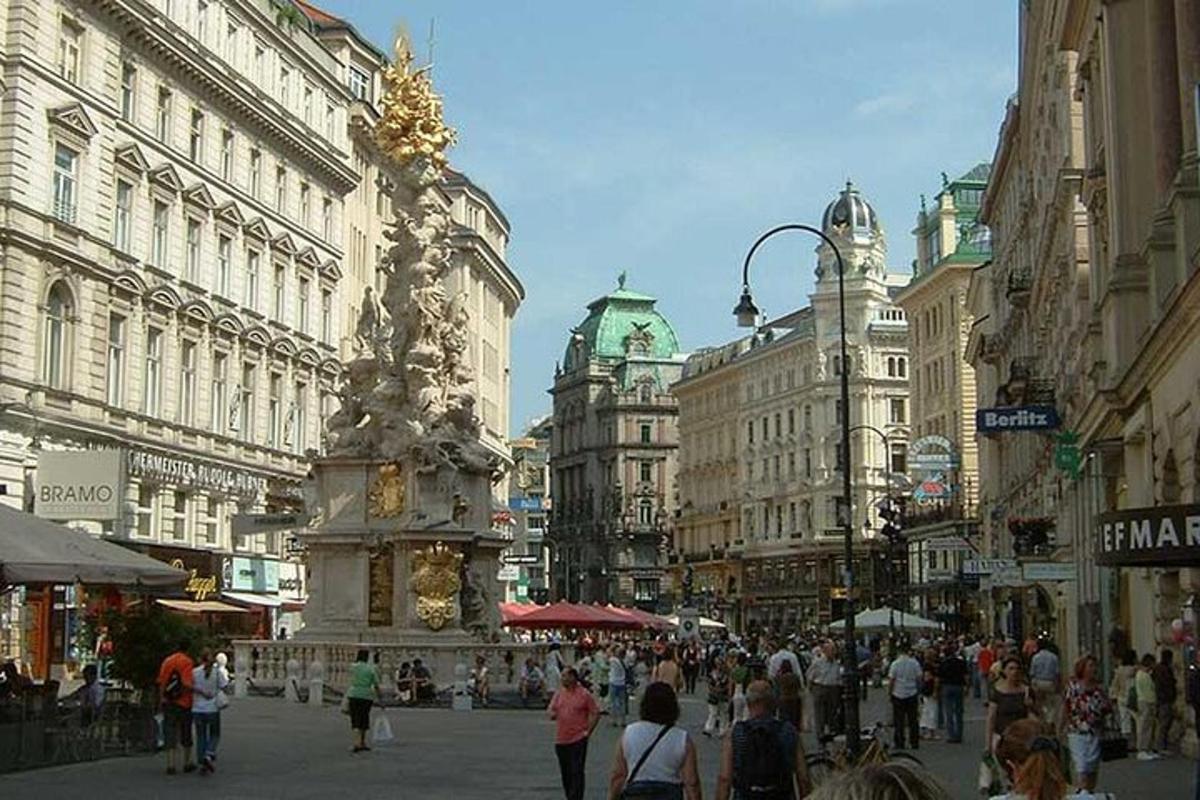o stradă aglomerată a orașului, cu o fântână în mijloc