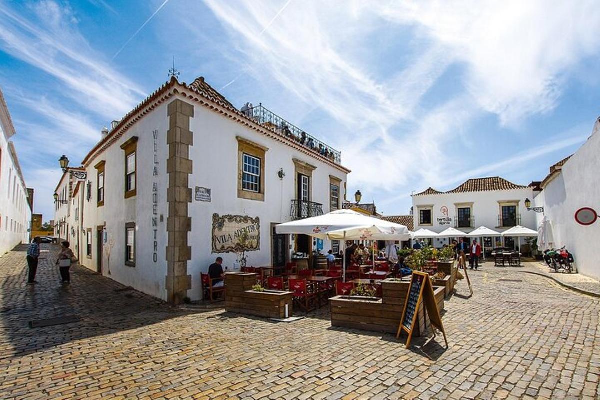 una strada con un mercato di fronte a un edificio