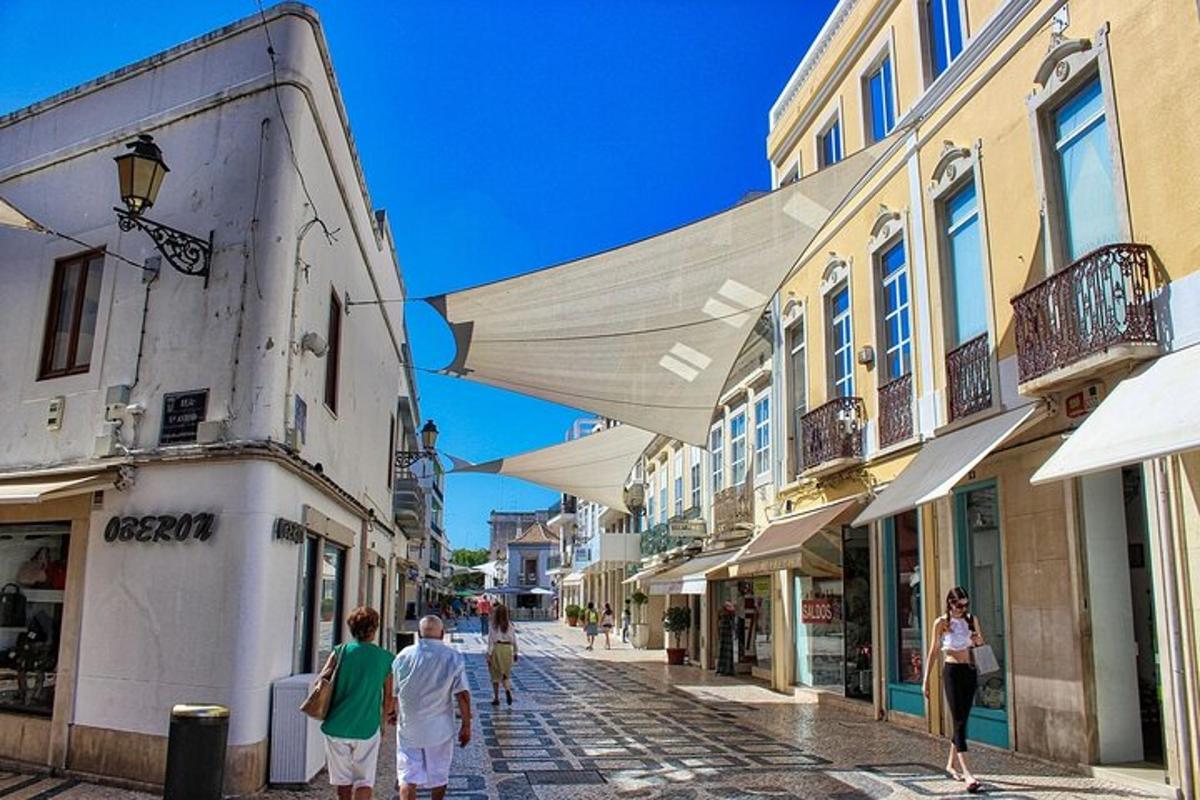 un gruppo di persone che camminano lungo una strada con edifici