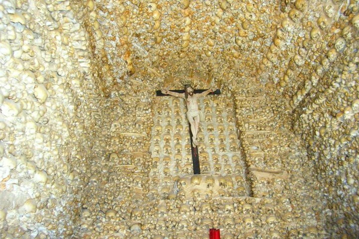 una raffigurazione di un crocifisso sul soffitto di una chiesa