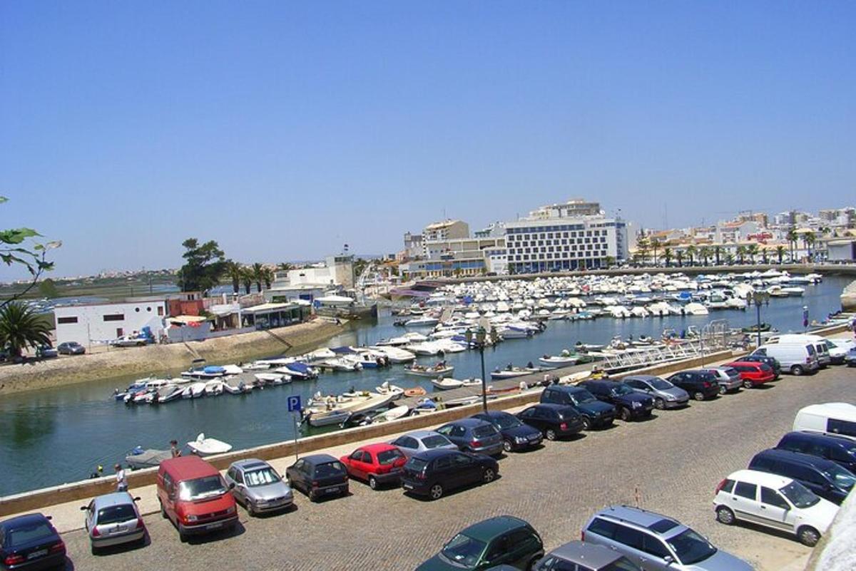 parking z samochodami zaparkowanymi obok mariny