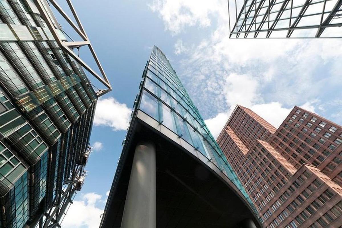 un alto edificio con finestre di vetro in una città