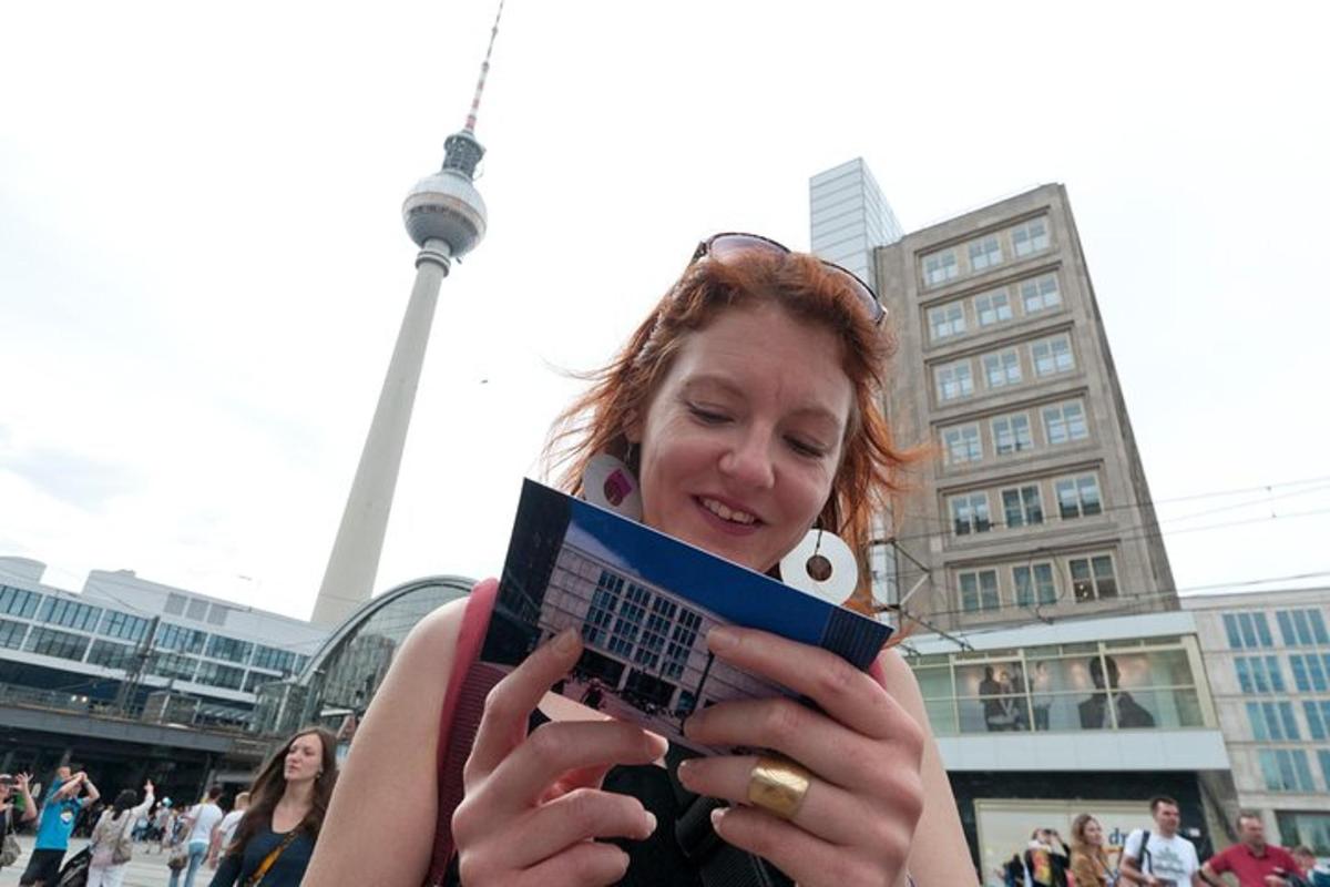 žena se dívá na notebook
