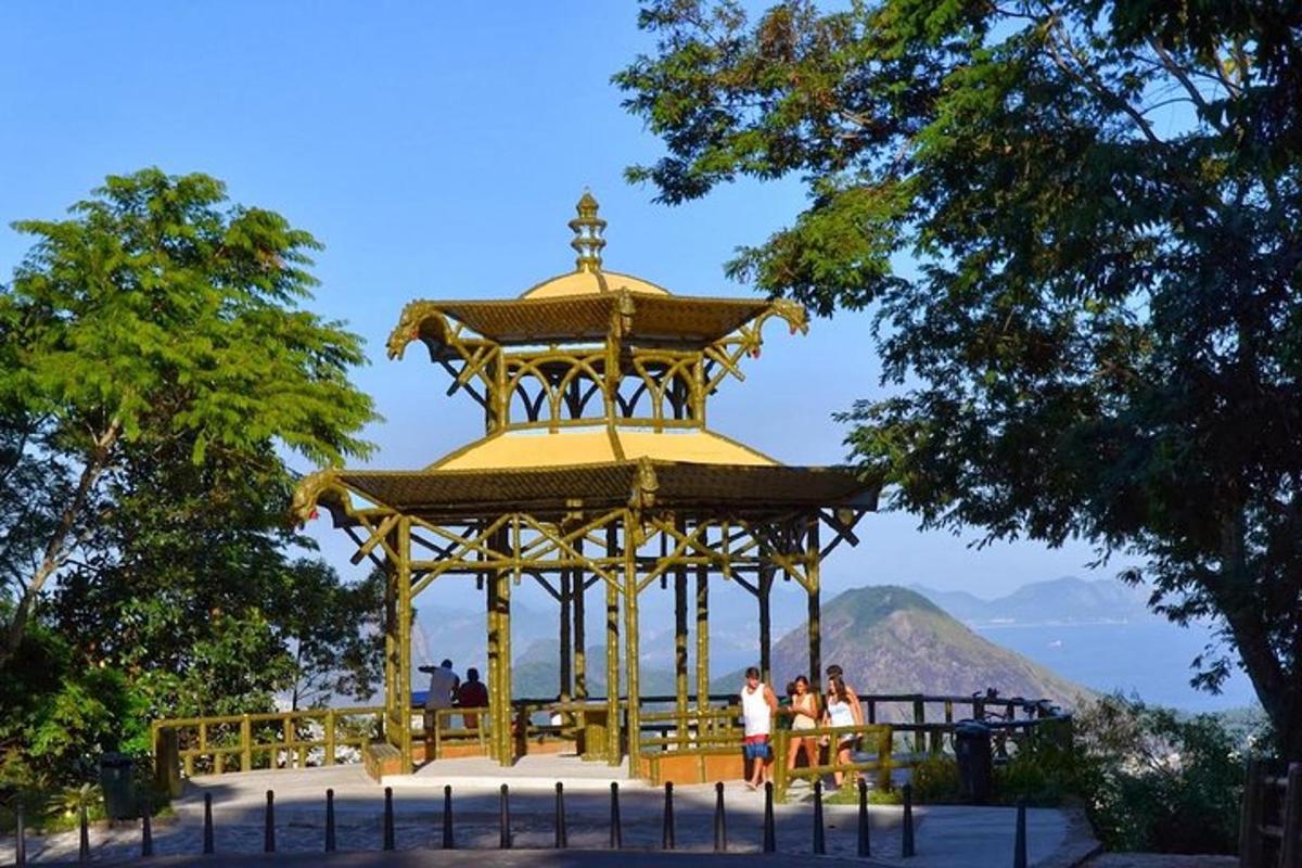 gazebo dengan salib di atasnya