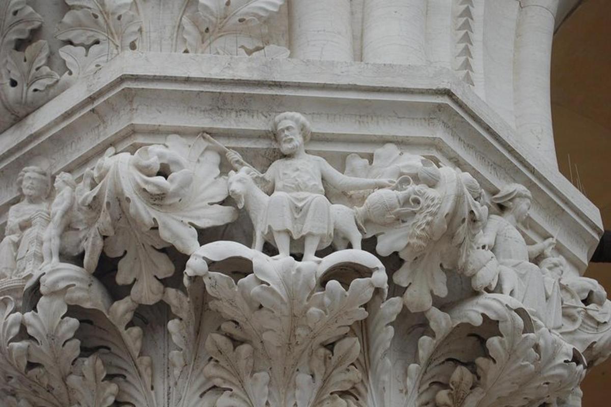 eine Statue einer Frau auf einem Gebäude