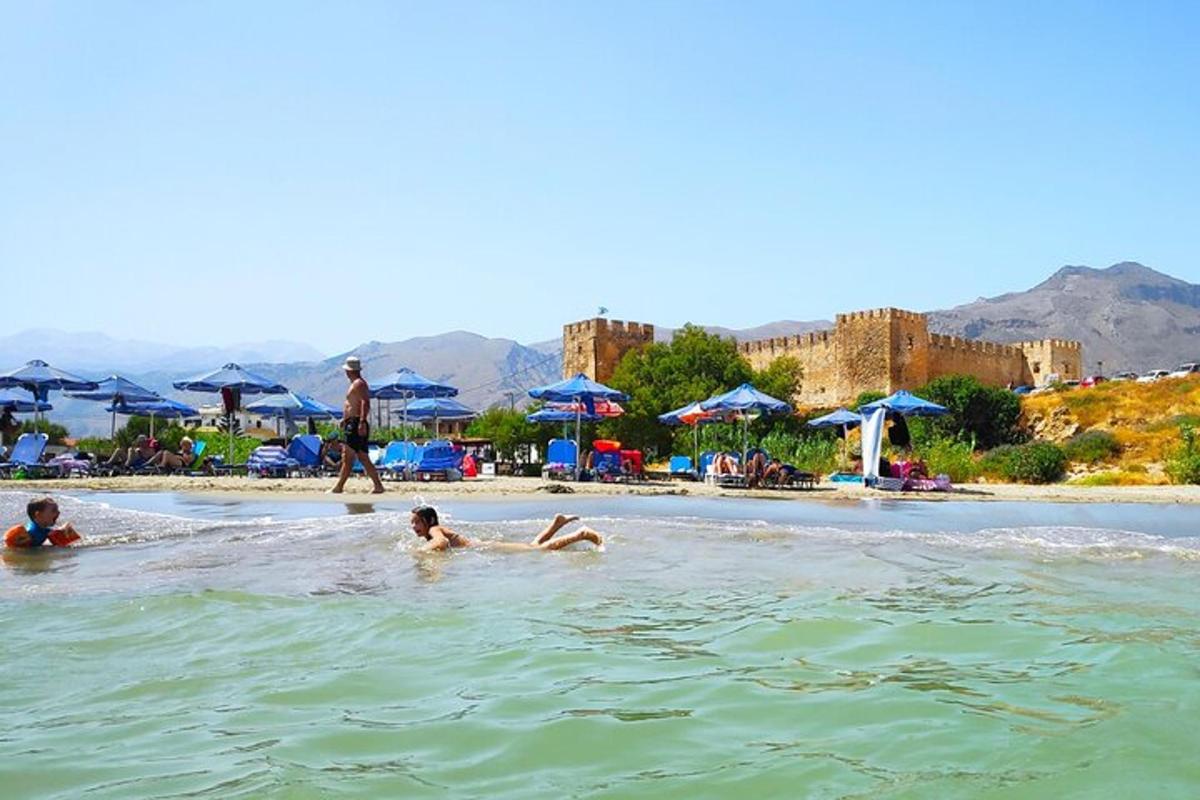 dve osebi, ki plavata v vodi na plaži