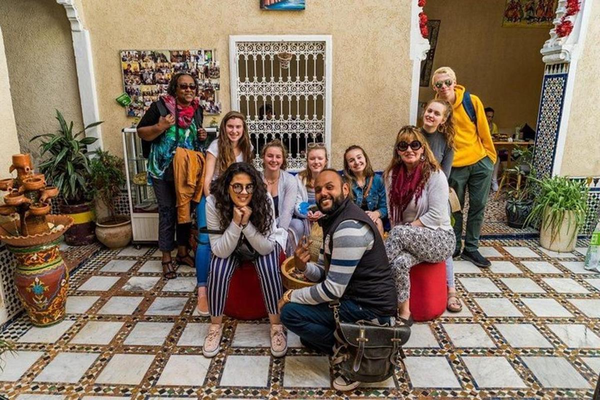 un gruppo di persone che posano per una foto in una stanza