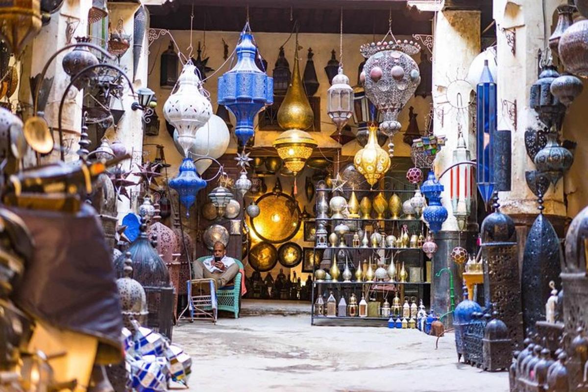 un negozio pieno di tanti vasi di colori diversi