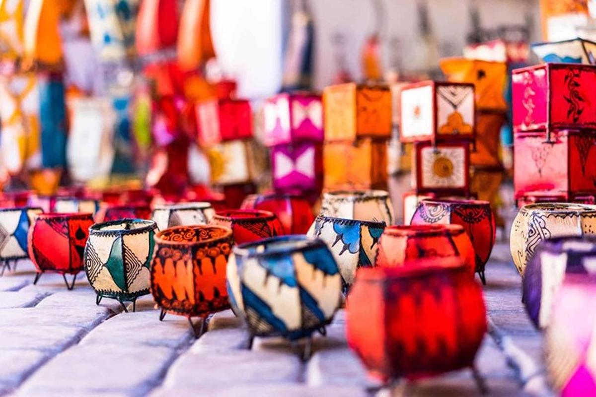 una fila di vasi colorati appoggiati su un tavolo
