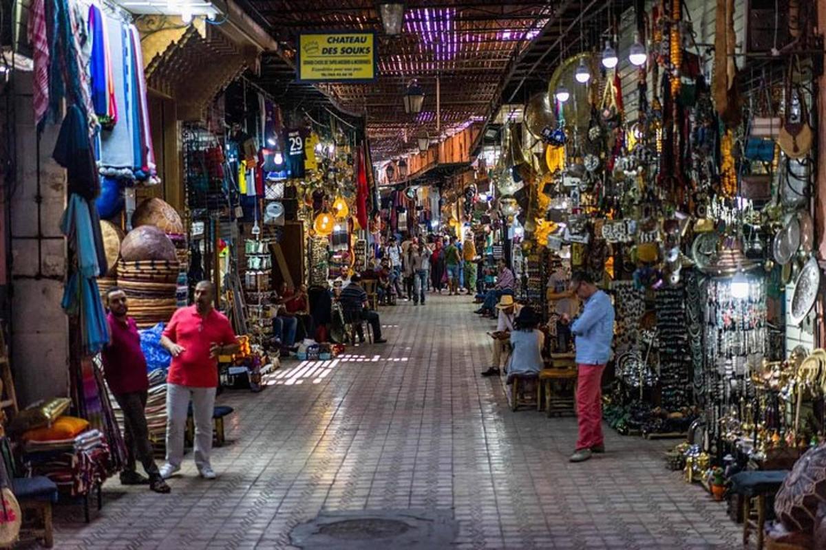 uma rua em um mercado com pessoas andando por aí
