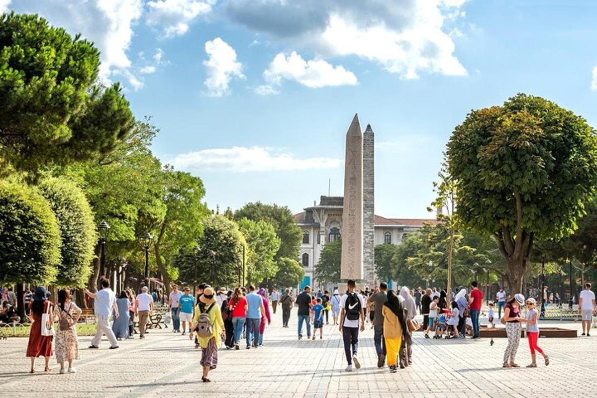 una multitud de persones caminant davant d'un monument
