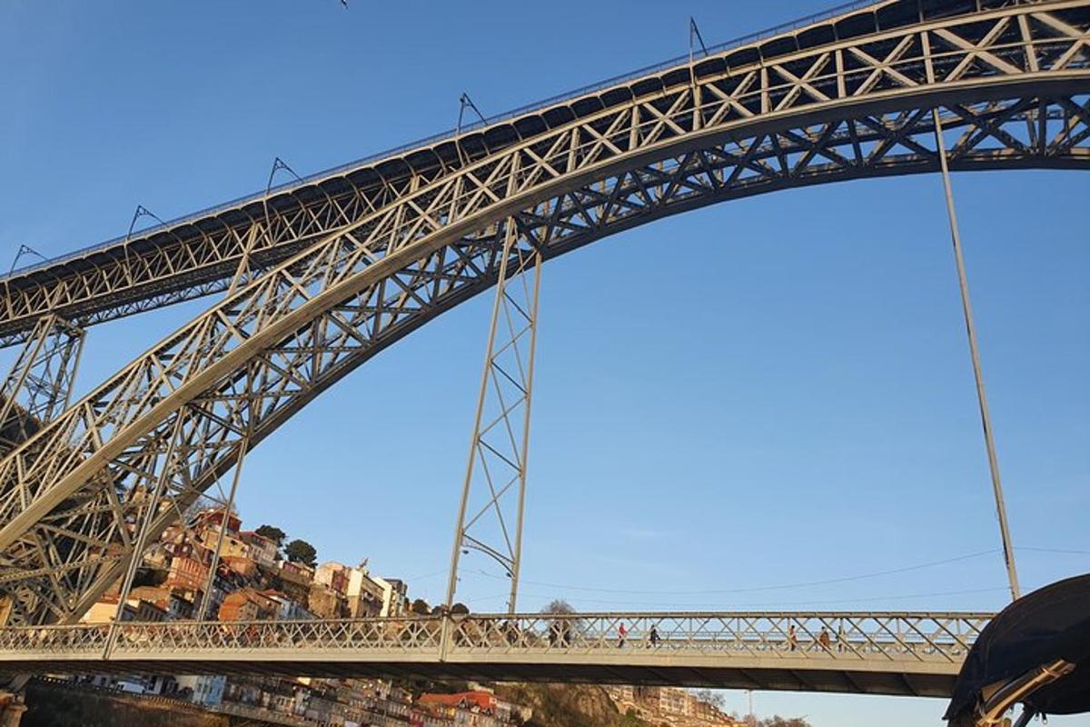 un pont sobre un riu amb un tren