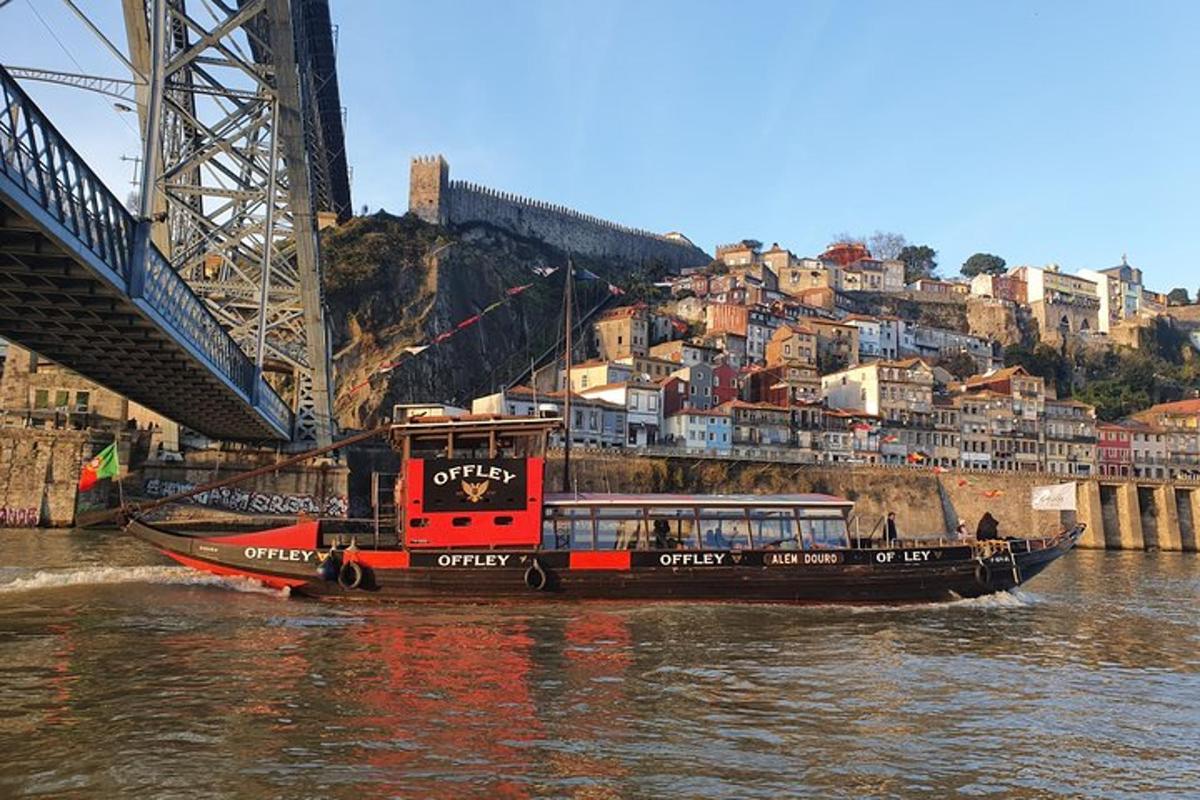 un vaixell a l'aigua sota un pont
