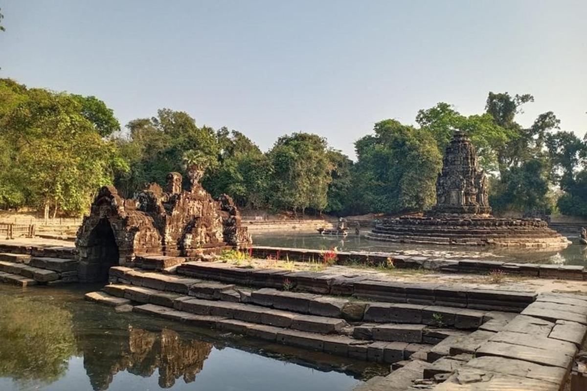 un tempio con uno specchio d'acqua e alberi