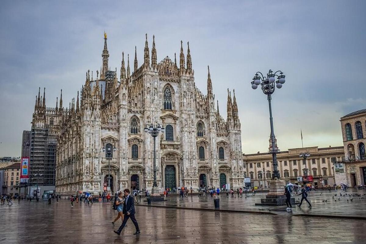 una grande cattedrale con persone che camminano davanti ad essa