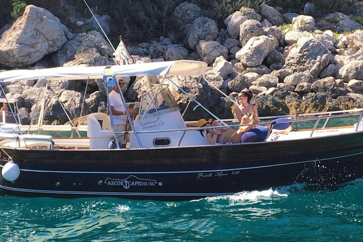 Δύο άνθρωποι κάθονται σε μια βάρκα στο νερό