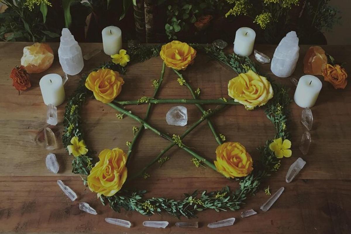 ein herzförmiger Kuchen mit Blumen auf einem Holztisch