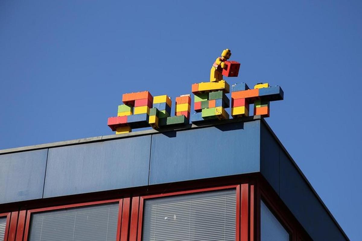 egy lego tábla egy épület tetején