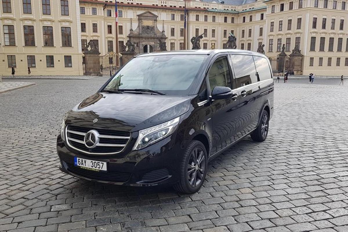 Dodávka Acedes Benz zaparkovaná před budovou