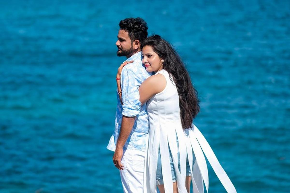 una sposa e uno sposo in piedi di fronte all'oceano